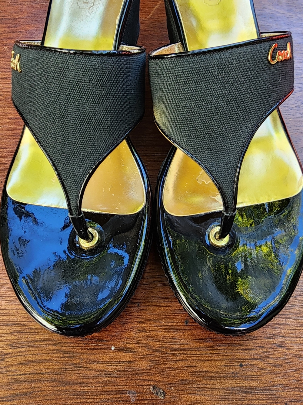 COACH Black Patent Leather Gold Metallic Thong Wedge Sandals Size 8 - Picture 4 of 11
